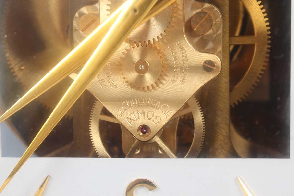 A Jaeger-LeCoultre Atmos mantel timepiece, Ref. 528-6, the signed perpetual gilt brass movement - Bild 2 aus 9
