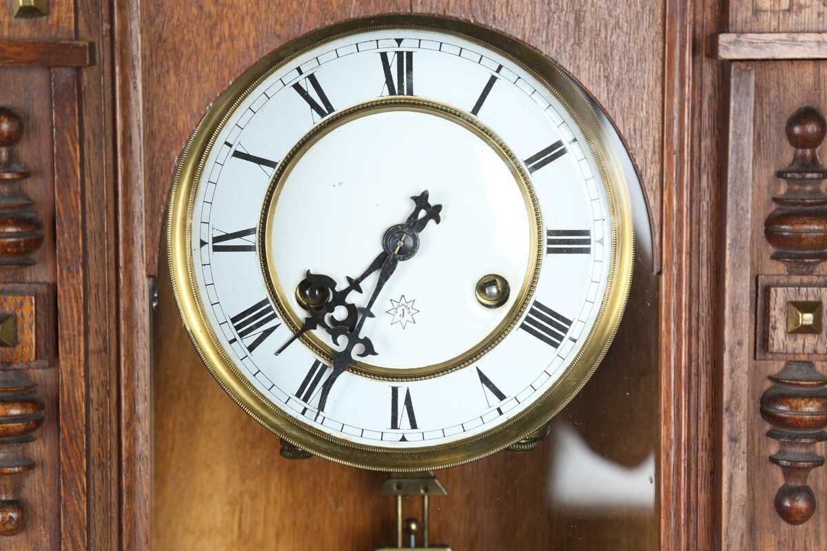 An early 20th century German oak cased Vienna style wall clock by Junghans, with eight day - Bild 2 aus 6