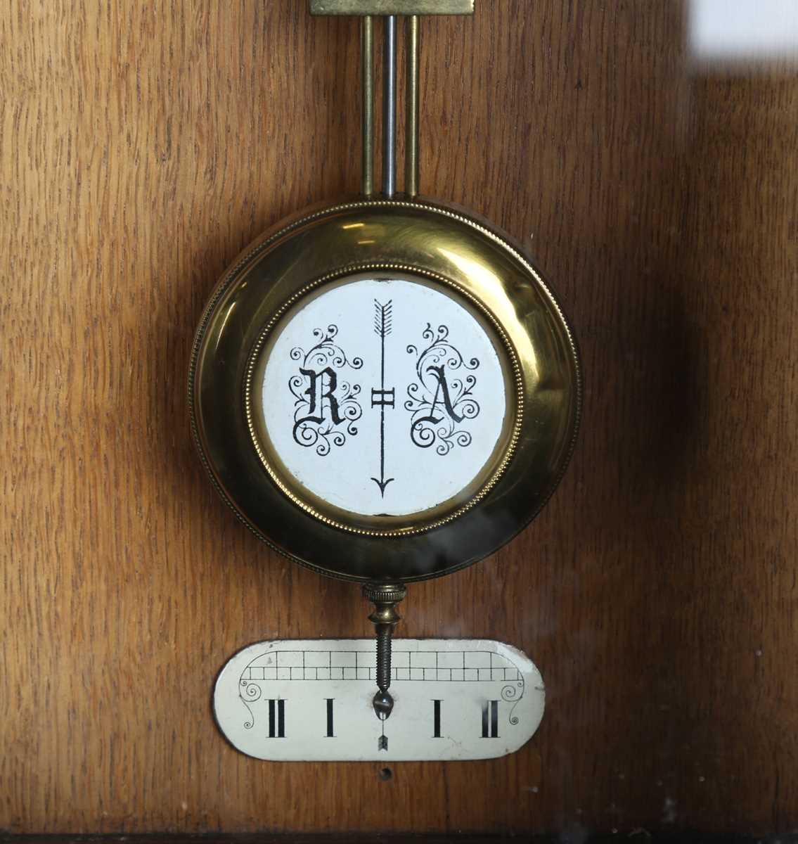 An early 20th century German oak cased Vienna style wall clock by Junghans, with eight day - Bild 3 aus 6