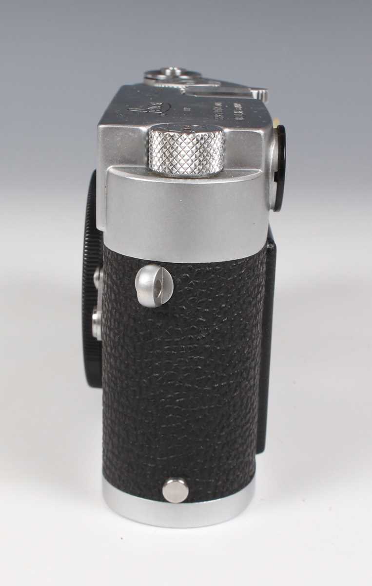 A Leica M2 camera, No. 961400, circa 1959, with leather case, together with a Leitz Elmar 1:4/90 - Image 5 of 14