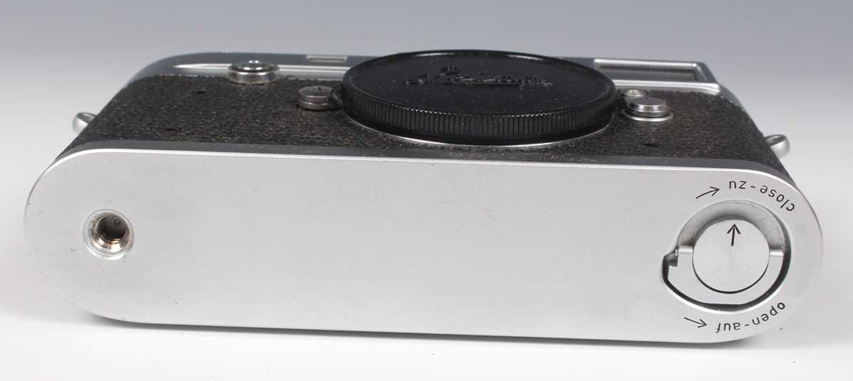 A Leica M2 camera, No. 961400, circa 1959, with leather case, together with a Leitz Elmar 1:4/90 - Image 7 of 14