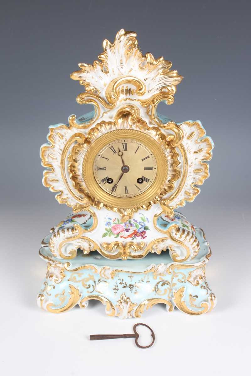 A mid-19th century French Jacob Petit Paris porcelain cased mantel clock and matching stand, the - Bild 12 aus 14