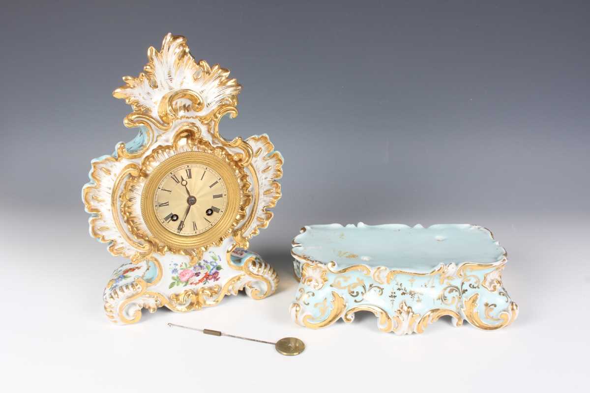 A mid-19th century French Jacob Petit Paris porcelain cased mantel clock and matching stand, the - Bild 11 aus 14