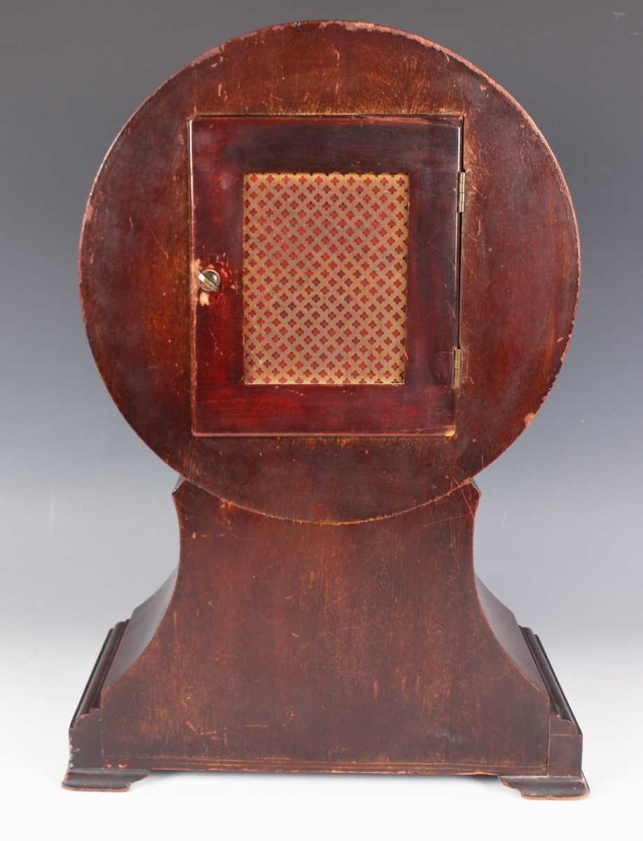 An early 20th century mahogany balloon cased mantel clock with eight day movement striking on two - Bild 6 aus 8