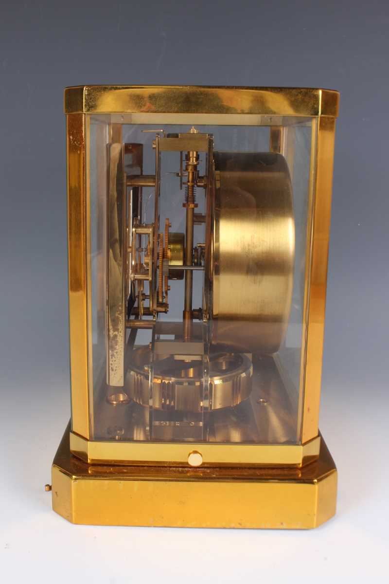 A Jaeger-LeCoultre Atmos mantel timepiece, Ref. 528-6, the signed perpetual gilt brass movement - Bild 9 aus 9