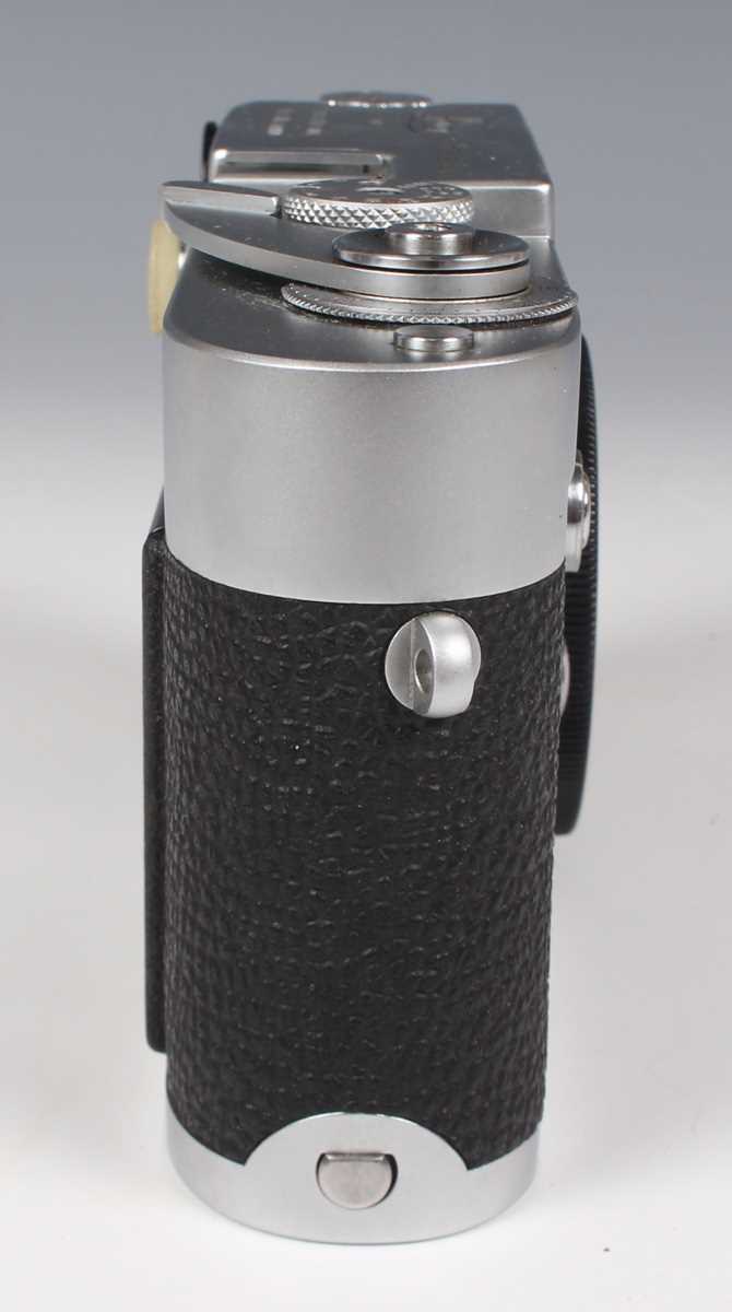 A Leica M2 camera, No. 961400, circa 1959, with leather case, together with a Leitz Elmar 1:4/90 - Image 6 of 14