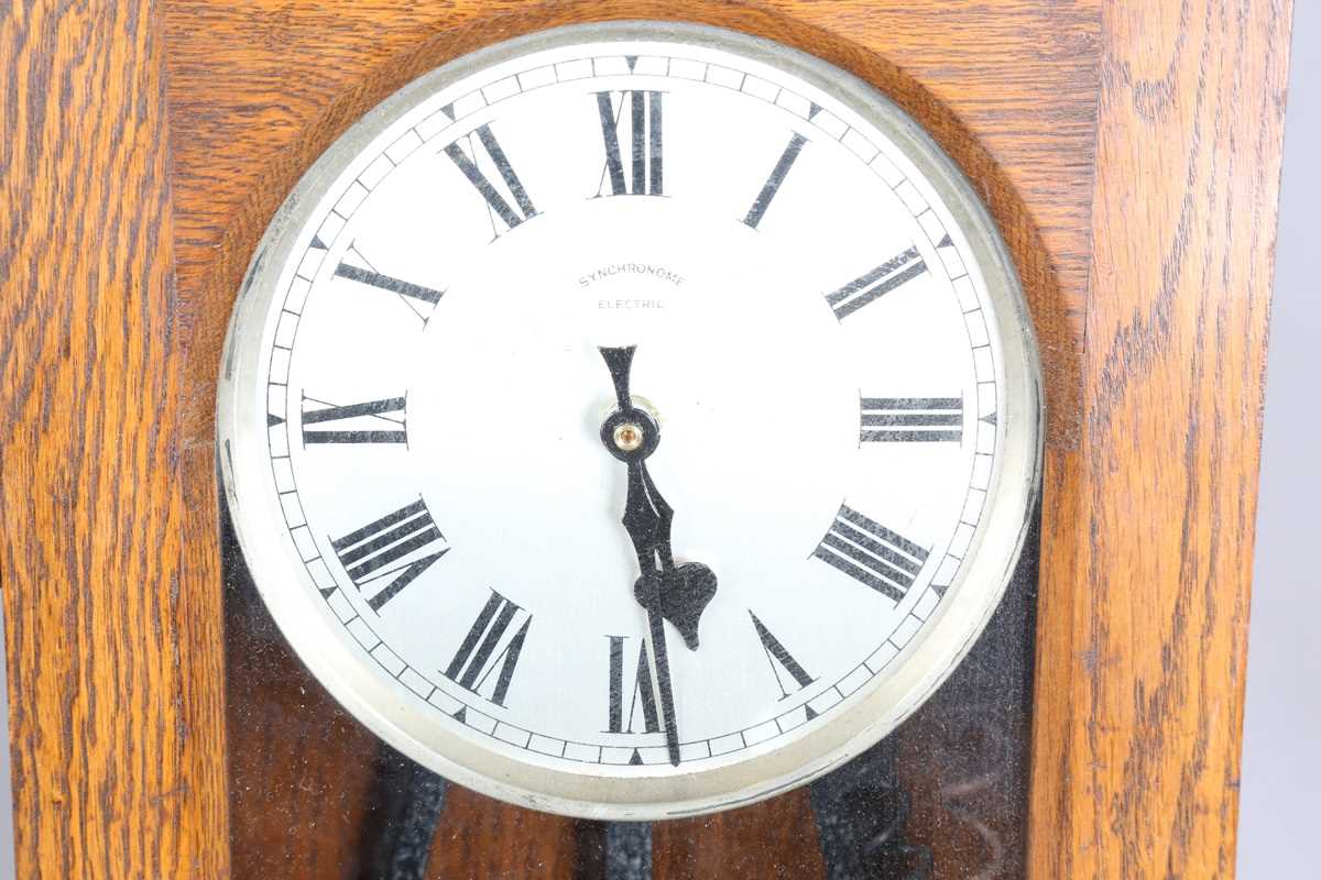 A Synchronome electric master clock, the silvered circular dial with black Roman hour numerals and - Bild 2 aus 11