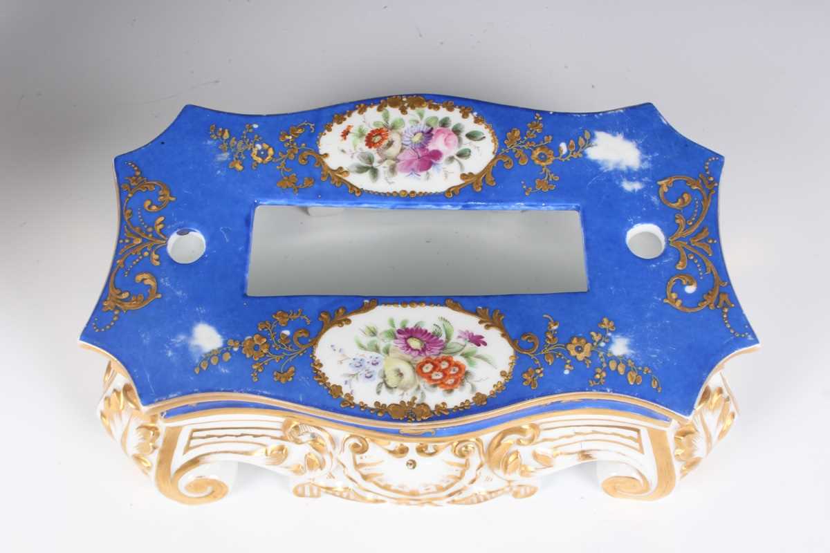 A mid-19th century French Paris porcelain cased mantel clock and stand, the eight day movement - Bild 10 aus 12