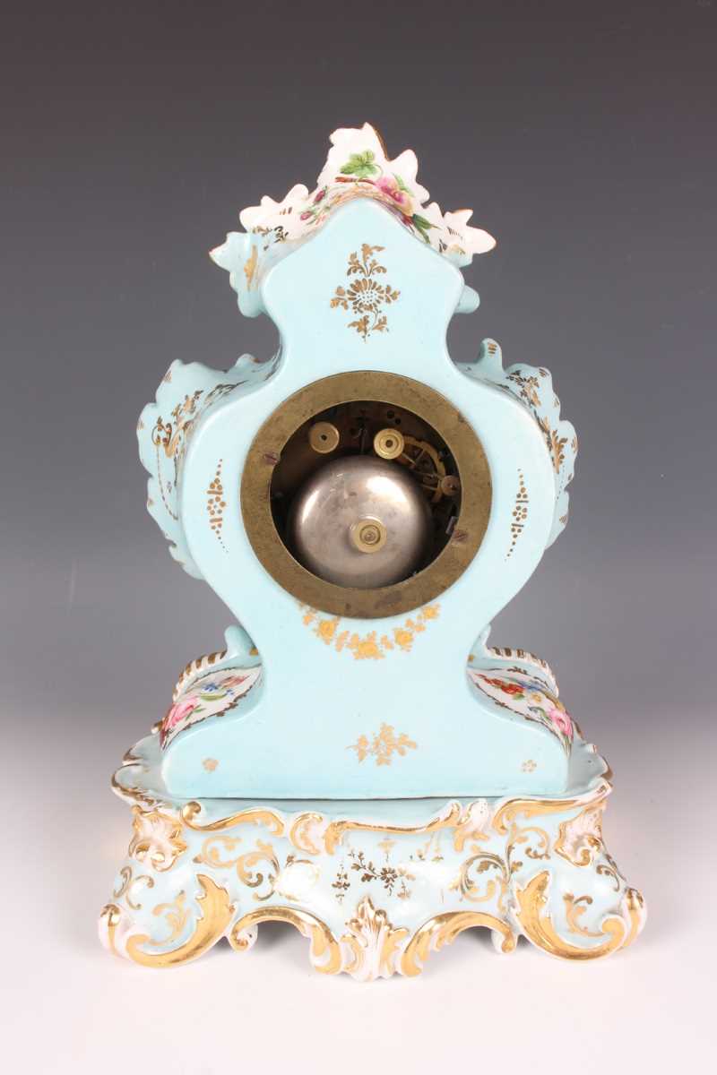 A mid-19th century French Jacob Petit Paris porcelain cased mantel clock and matching stand, the - Bild 3 aus 14