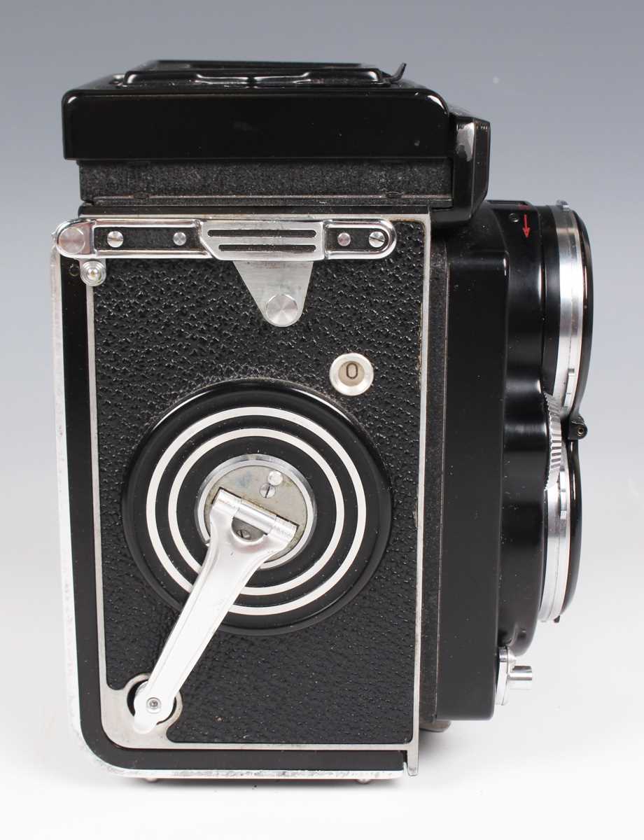 A Franke & Heidecke Rolleiflex 2.8D twin lens reflex camera, Serial No. 1616856, circa 1955, with - Image 4 of 5