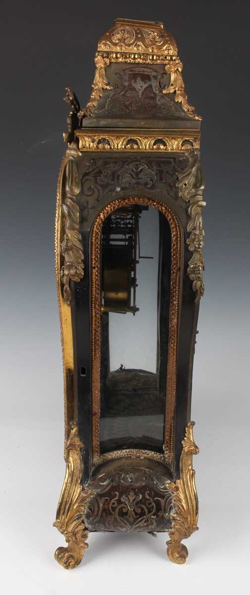 An 18th century French boulle cased bracket clock and bracket, the clock with eight day movement - Bild 12 aus 70