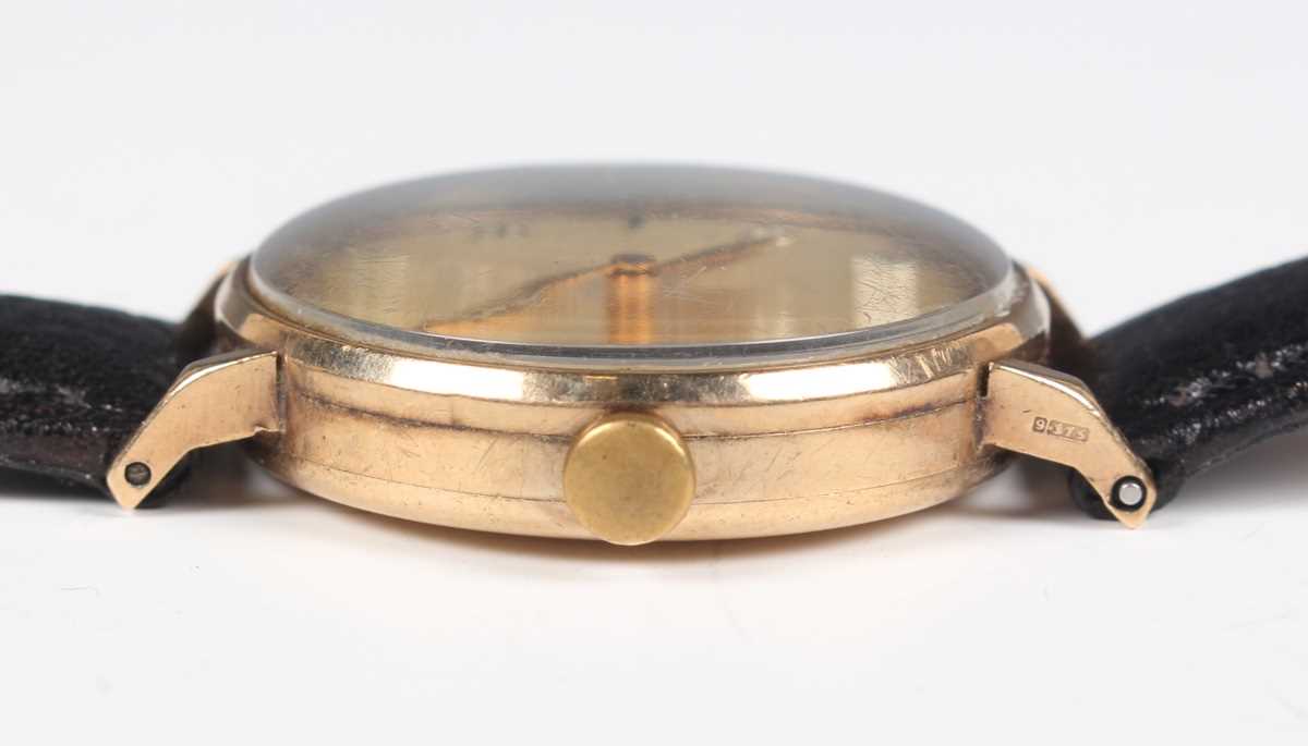 A Vertex Revue 9ct gold circular cased gentleman's wristwatch with signed and jewelled movement, the - Image 5 of 6