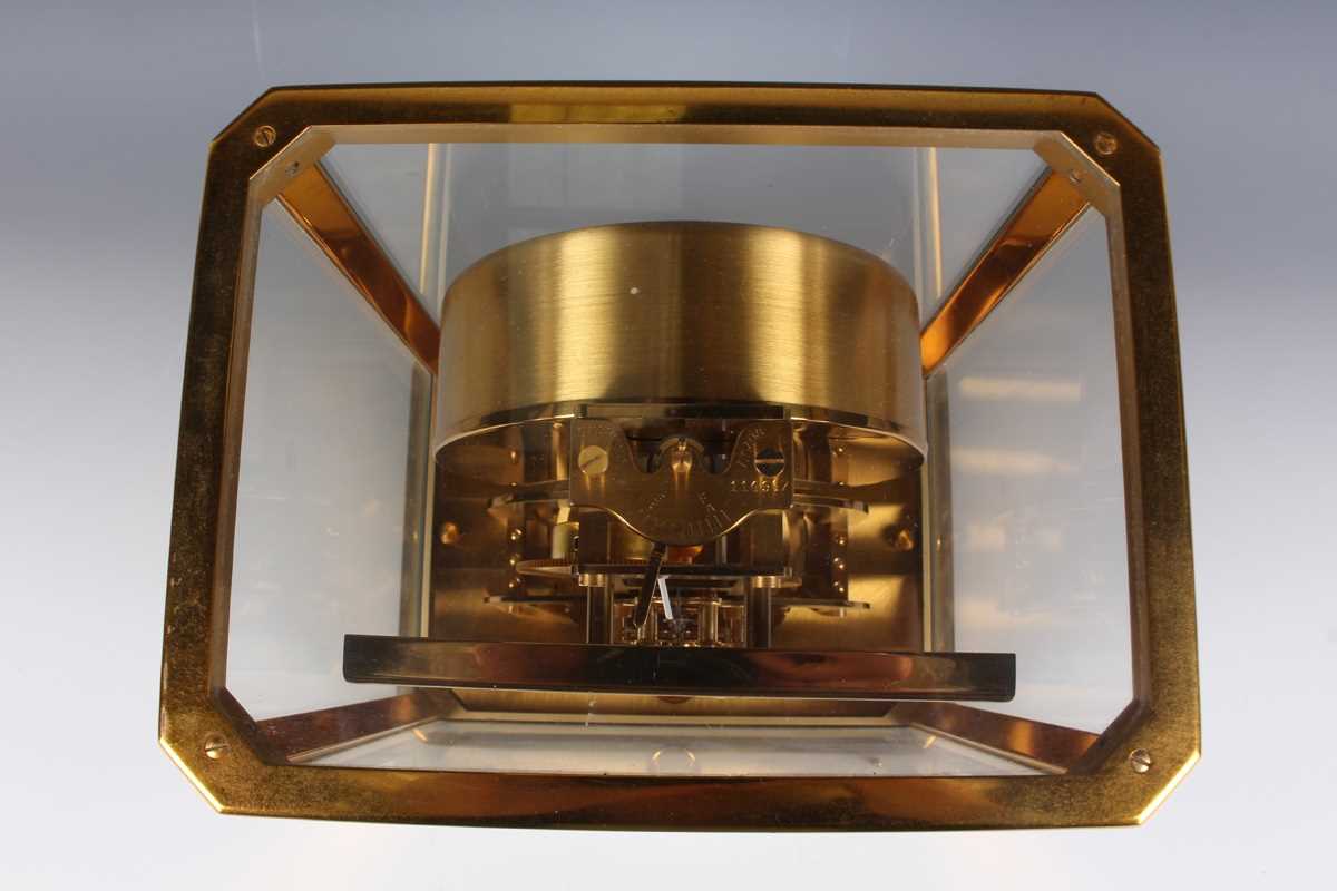 A Jaeger-LeCoultre Atmos mantel timepiece, Ref. 528-6, the signed perpetual gilt brass movement - Bild 4 aus 9
