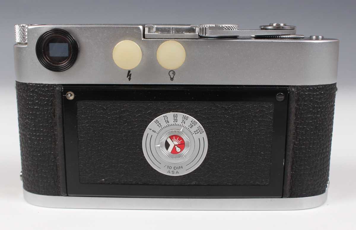A Leica M2 camera, No. 961400, circa 1959, with leather case, together with a Leitz Elmar 1:4/90 - Image 4 of 14