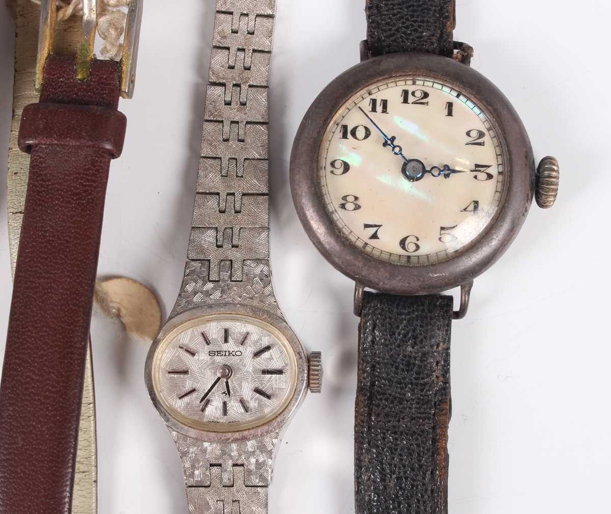 An Accurist 9ct gold circular cased lady’s wristwatch, import mark Edinburgh 1968, case diameter 1. - Image 5 of 6