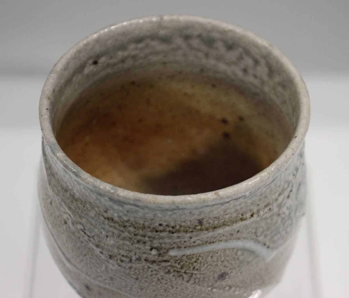 A Ruthanne Tudball stoneware yunomi, decorated in a mottled ash and soda glaze with carved and - Image 3 of 4