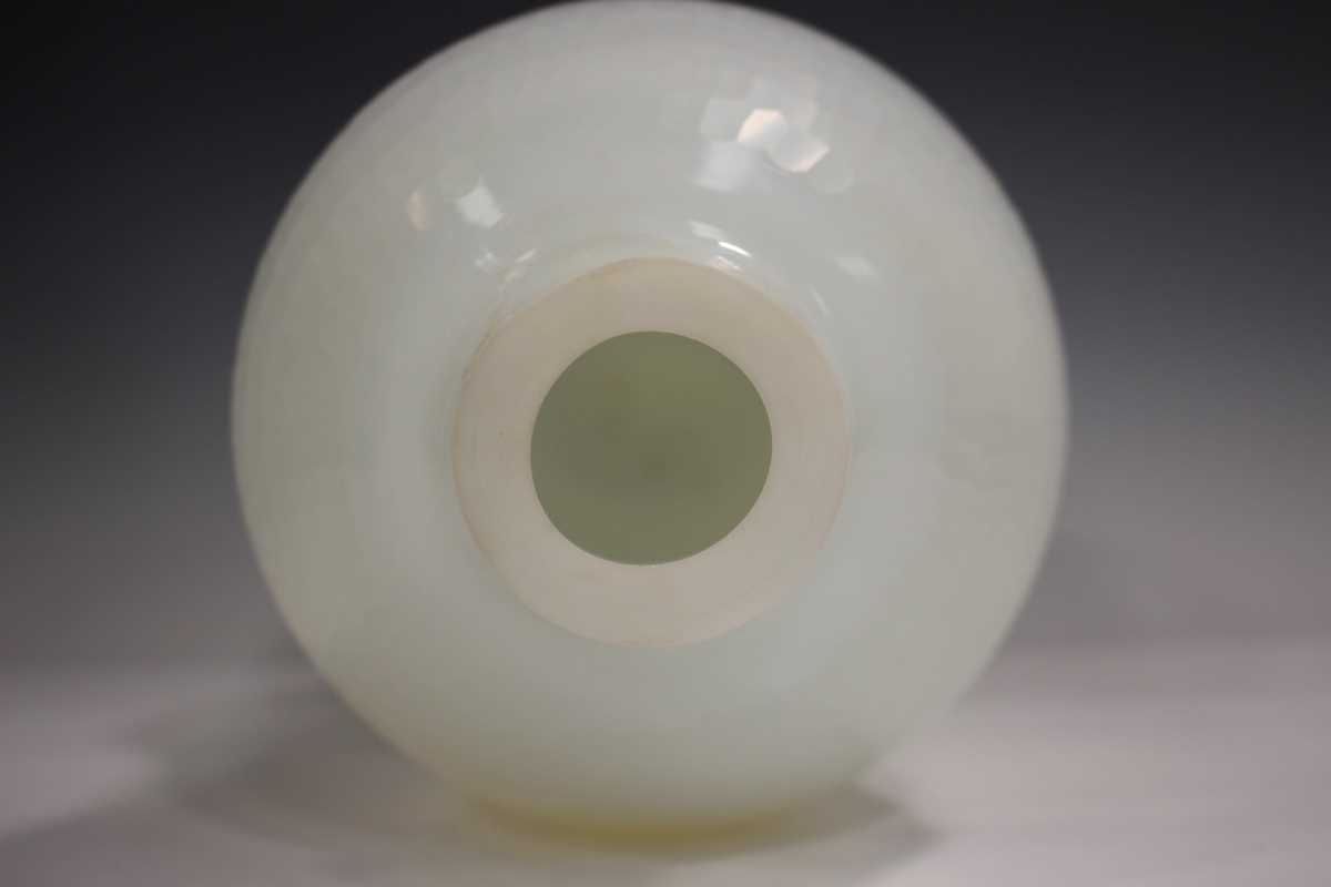 A large Murano battuto glass vase, in the manner of Carlo Scarpa, the milky white body of gourd - Bild 3 aus 4