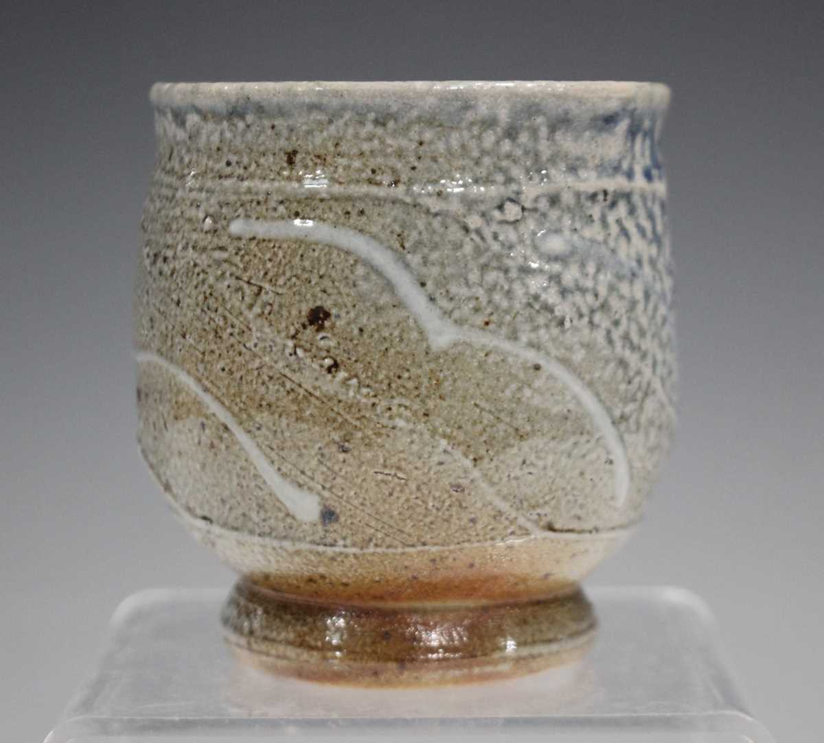 A Ruthanne Tudball stoneware yunomi, decorated in a mottled ash and soda glaze with carved and - Image 2 of 4