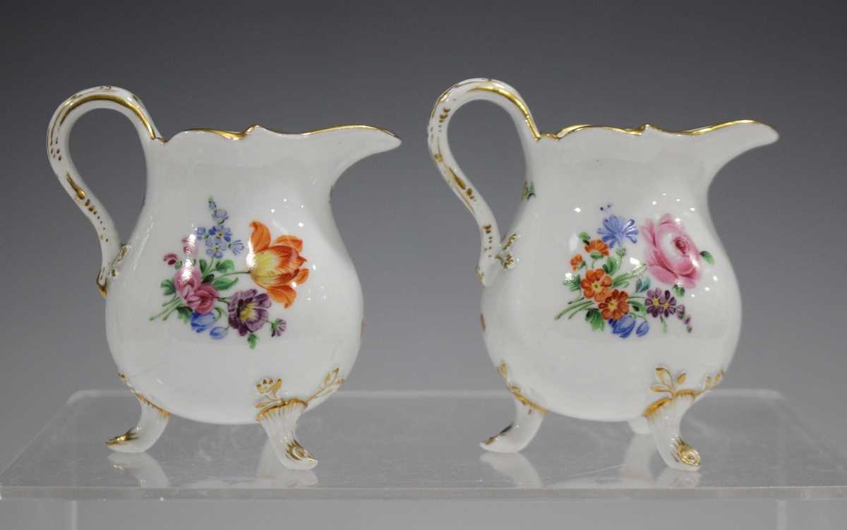 A pair of Meissen cream jugs, 20th century, painted with scattered flowers, raised on gilt - Bild 2 aus 4