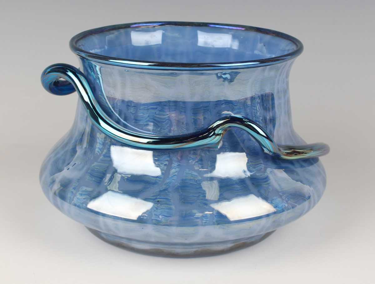 An unusual glass vase, probably Loetz Ausfuehrung 134, circa 1915, the ogee body of pale blue - Image 3 of 6