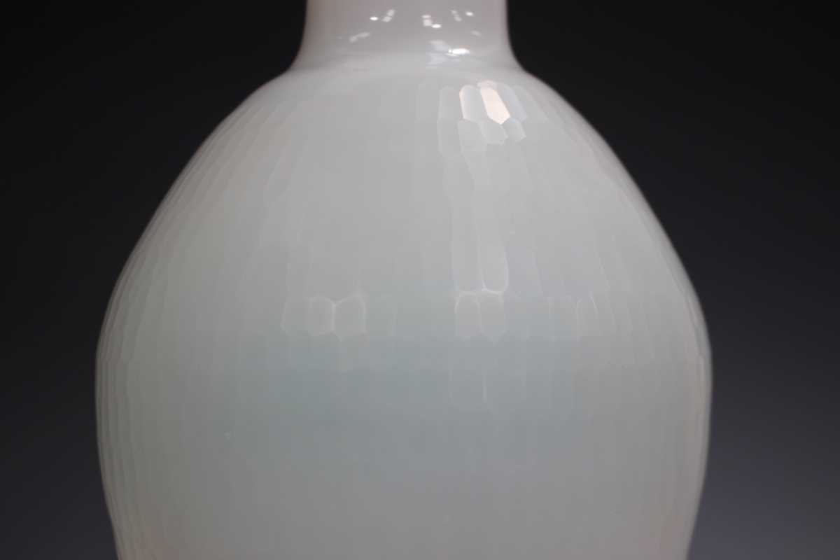 A large Murano battuto glass vase, in the manner of Carlo Scarpa, the milky white body of gourd - Bild 2 aus 4
