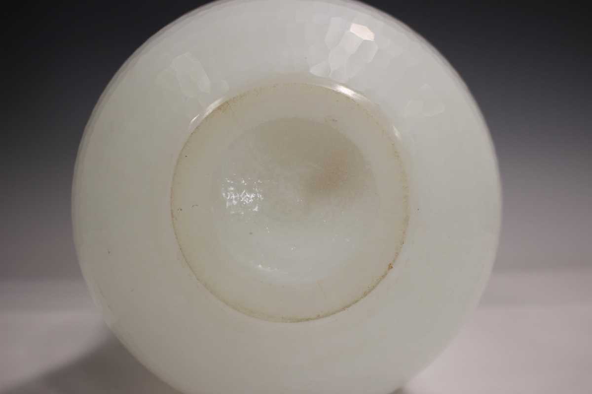 A large Murano battuto glass vase, in the manner of Carlo Scarpa, the milky white body of gourd - Bild 4 aus 4