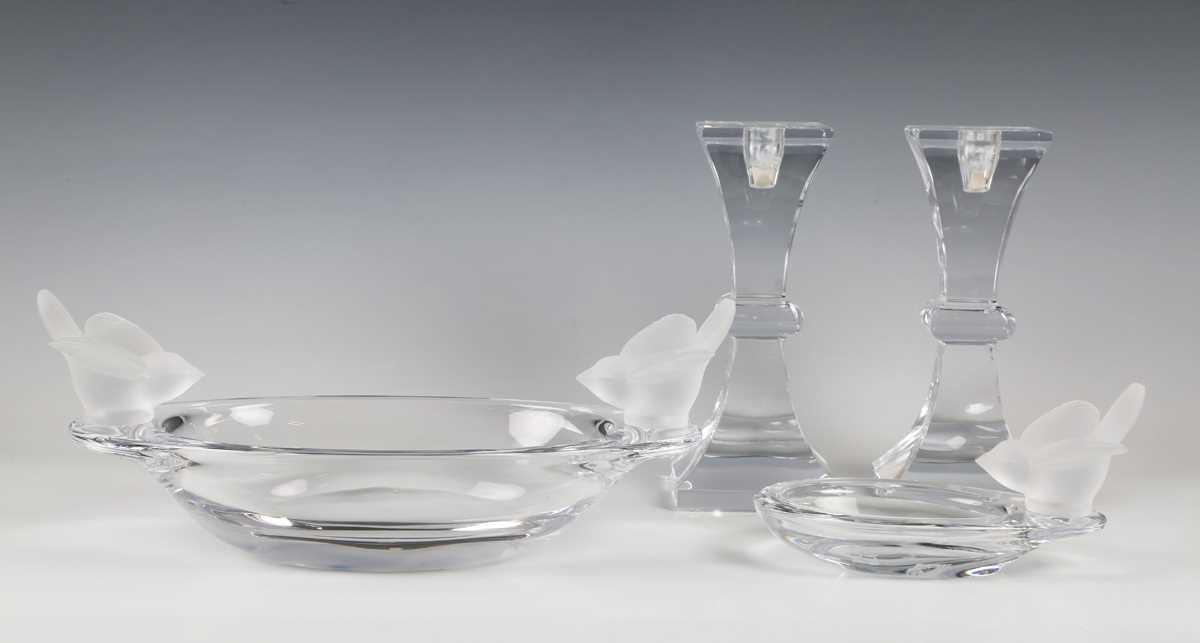 A Sèvres Cristal oval clear glass bowl, 1970s, surmounted at each end by a frosted glass bird,