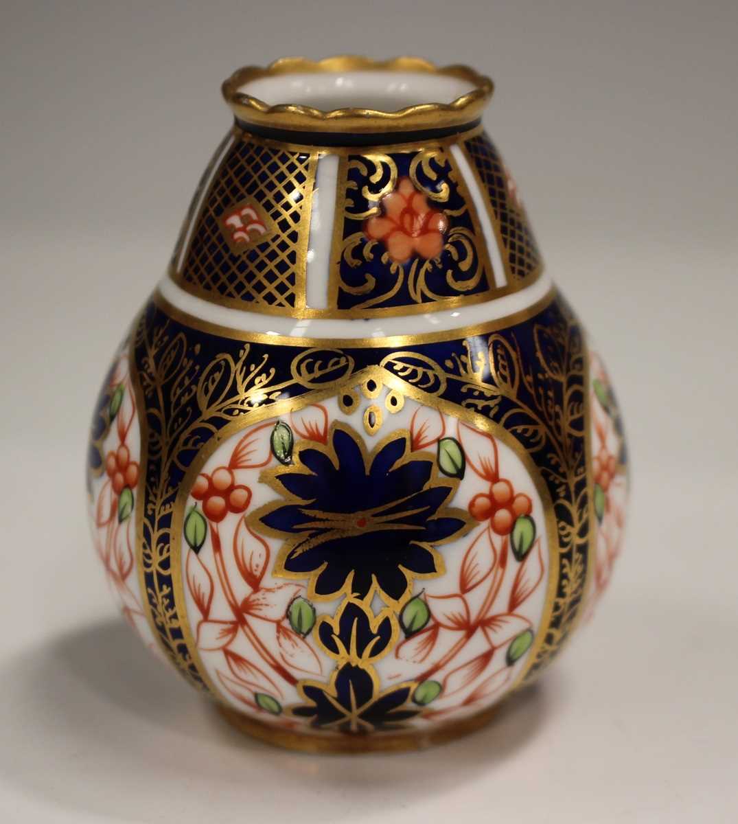 A Royal Crown Derby 1128 Japan pattern diminutive vase, dated 1904, red printed and painted - Image 7 of 18