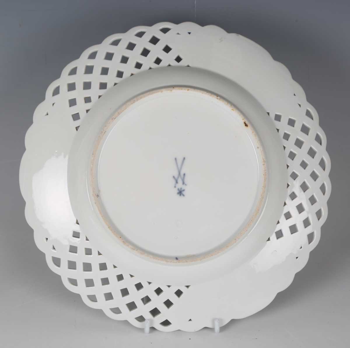 Six assorted Continental porcelain plates, 19th and 20th century, comprising Meissen and KPM - Image 12 of 16
