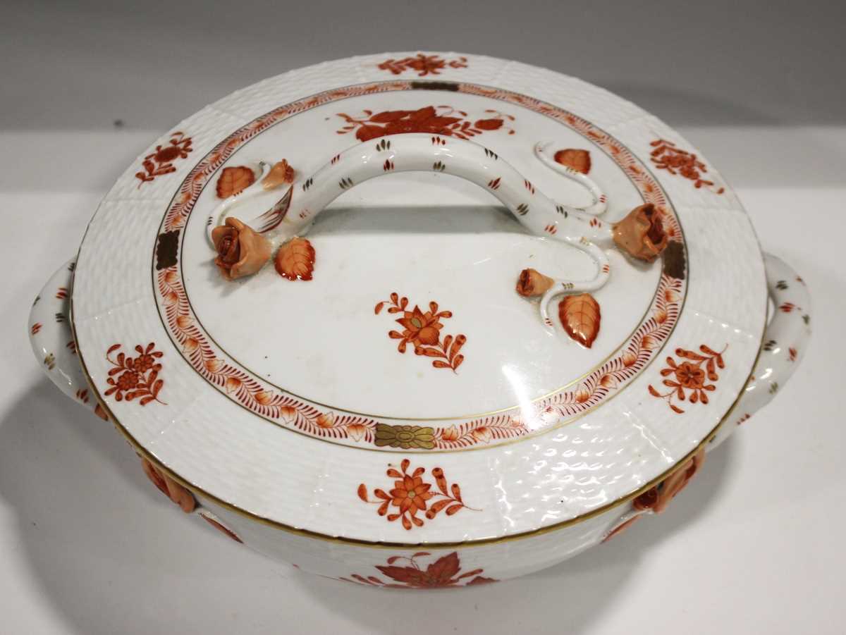 A Herend porcelain Chinese Bouquet Rust/Apponyi Orange circular tureen and cover, the handles with - Bild 2 aus 3