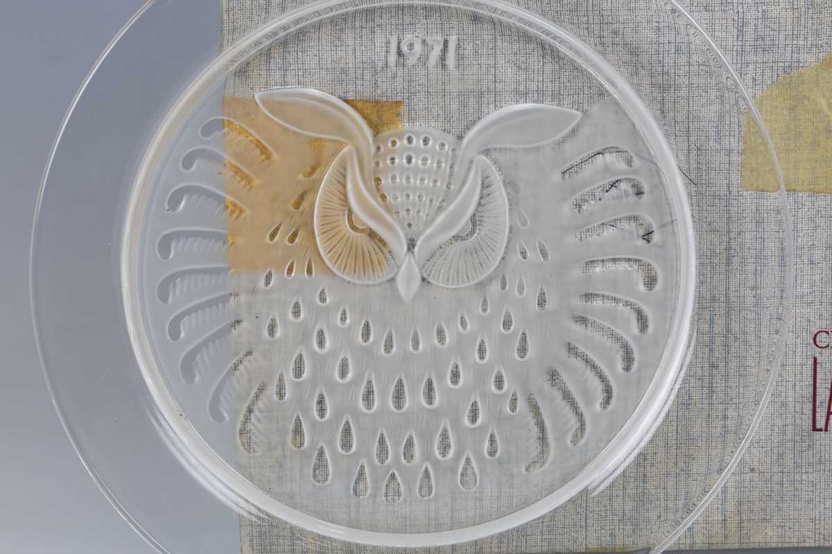 A Lalique frosted and clear glass commemorative year plate, dated 1971, decorated with an owl, - Bild 2 aus 3