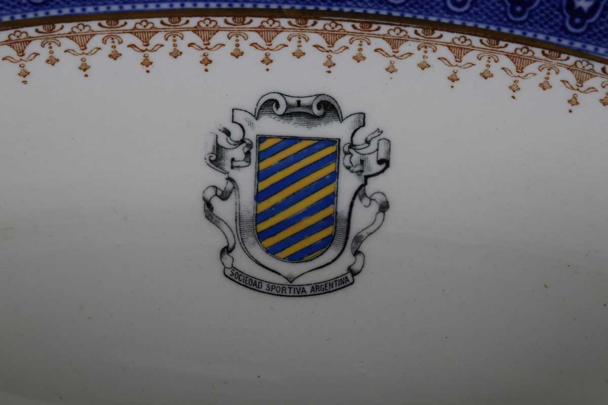 Two pieces of Royal Doulton Bordeaux pattern pottery, decorated with the crest of the Sociedad - Image 6 of 7