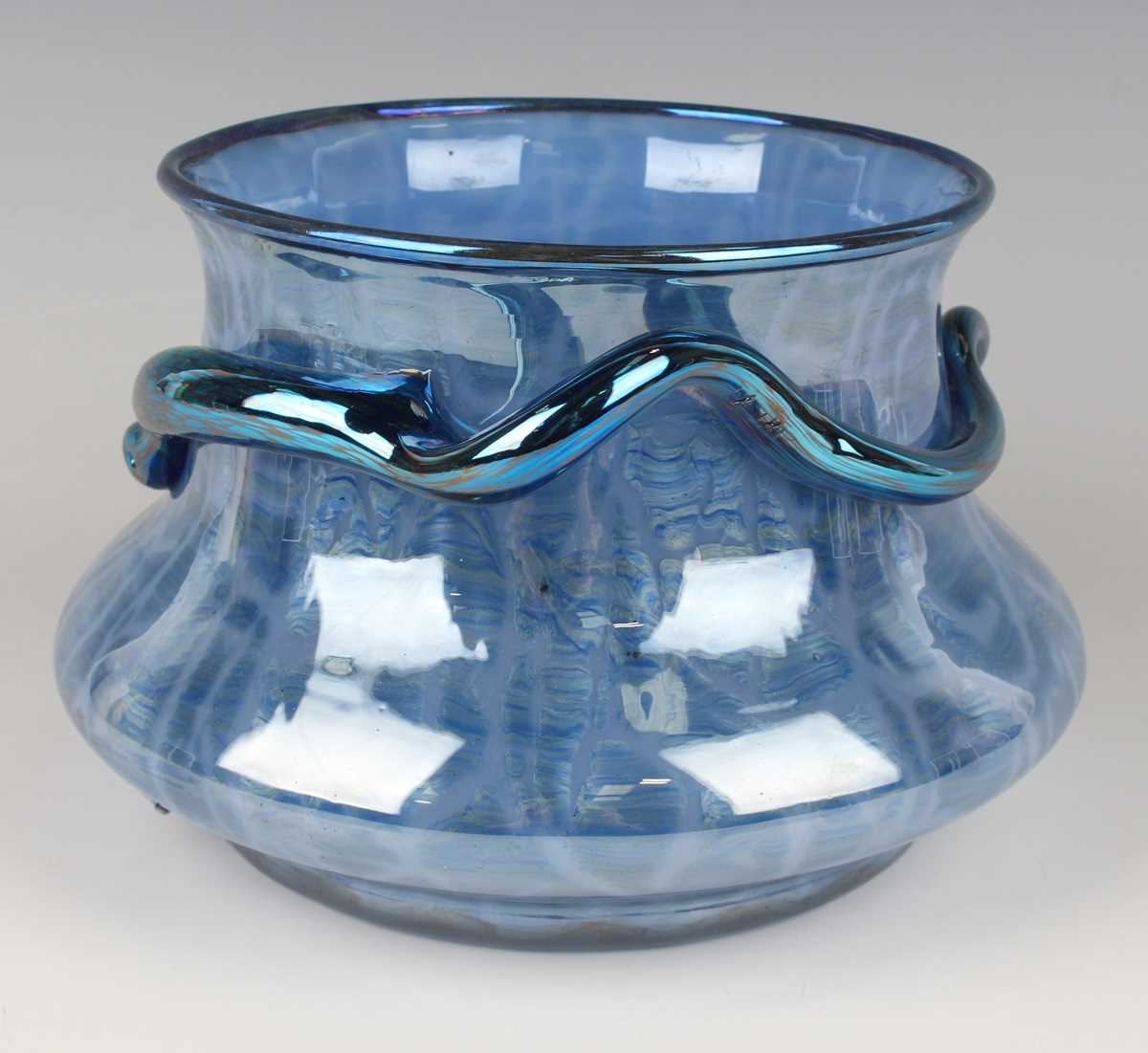 An unusual glass vase, probably Loetz Ausfuehrung 134, circa 1915, the ogee body of pale blue - Image 2 of 6