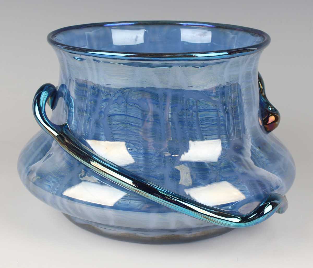 An unusual glass vase, probably Loetz Ausfuehrung 134, circa 1915, the ogee body of pale blue - Image 4 of 6