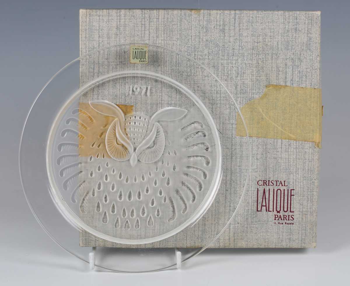 A Lalique frosted and clear glass commemorative year plate, dated 1971, decorated with an owl,