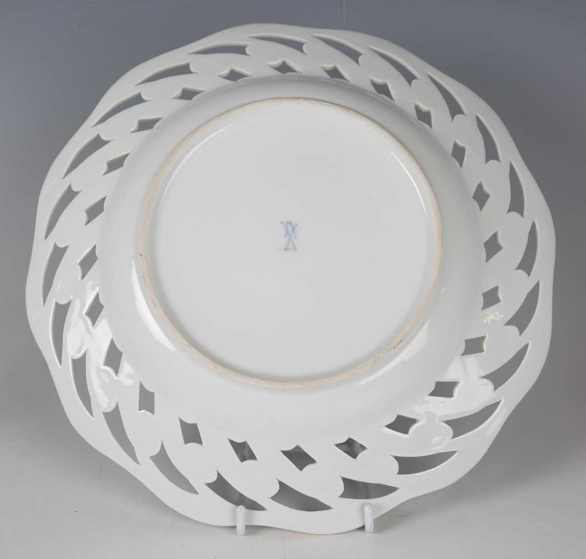 Six assorted Continental porcelain plates, 19th and 20th century, comprising Meissen and KPM - Image 3 of 16