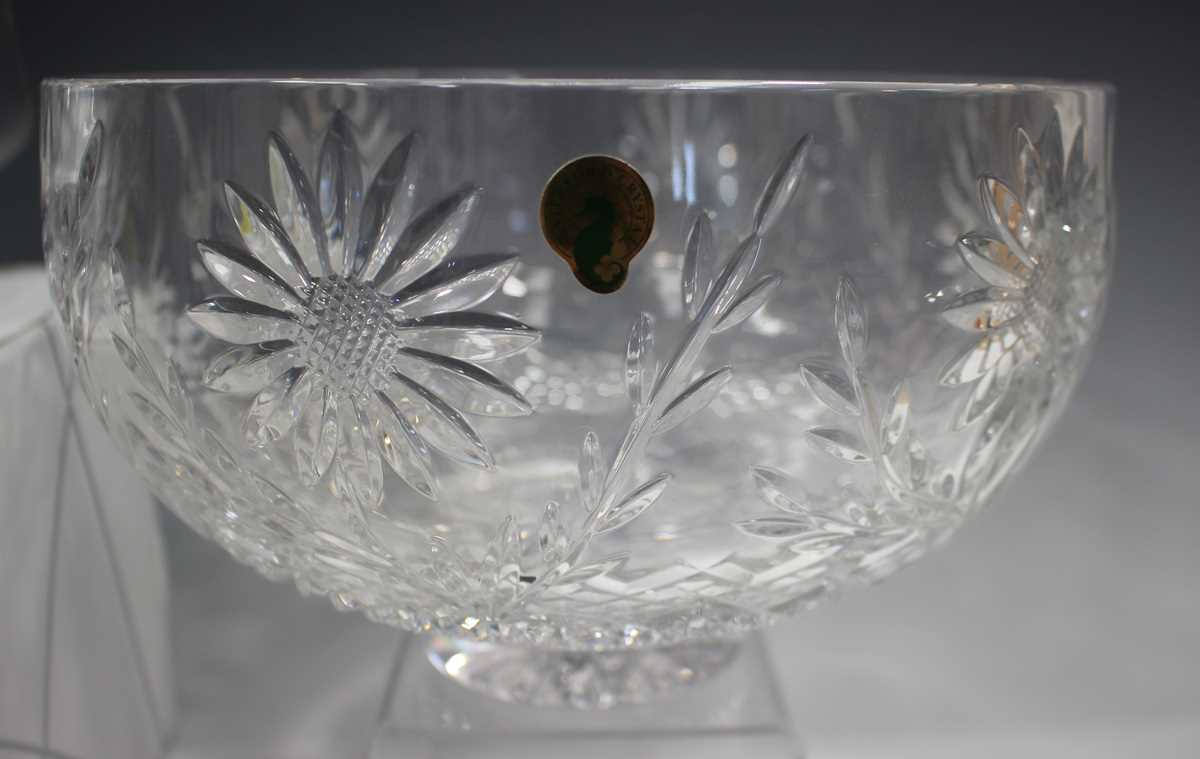 A Waterford Crystal cut glass Sunflower bowl from the Flora & Fauna Collection, acid etched mark - Bild 2 aus 4