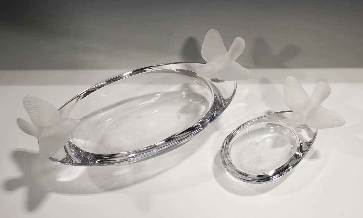 A Sèvres Cristal oval clear glass bowl, 1970s, surmounted at each end by a frosted glass bird, - Image 2 of 4