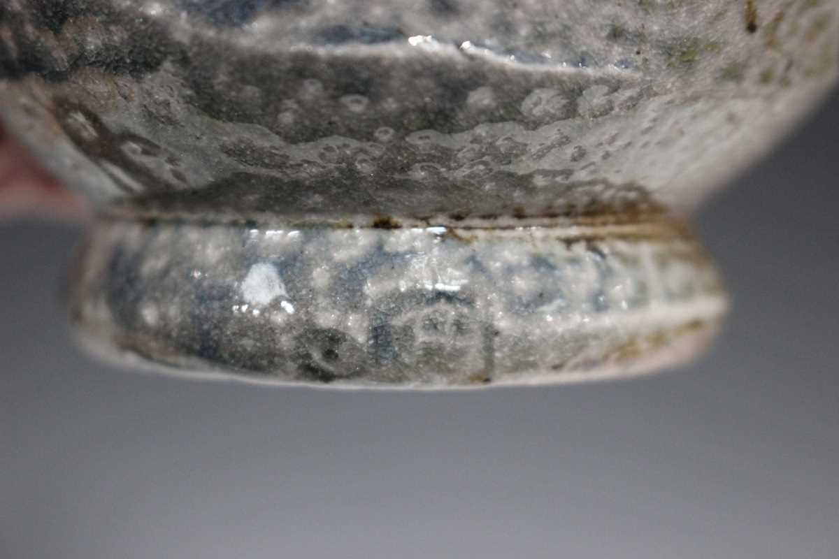 A Ruthanne Tudball stoneware yunomi, decorated in a mottled ash and soda glaze with carved and - Image 4 of 4