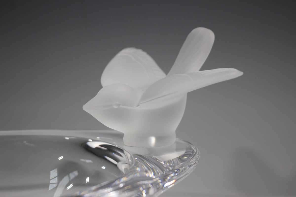 A Sèvres Cristal oval clear glass bowl, 1970s, surmounted at each end by a frosted glass bird, - Bild 3 aus 4