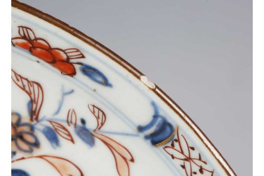 A Chinese Imari export porcelain saucer dish, Kangxi period, painted and gilt with a scroll shaped - Image 3 of 12