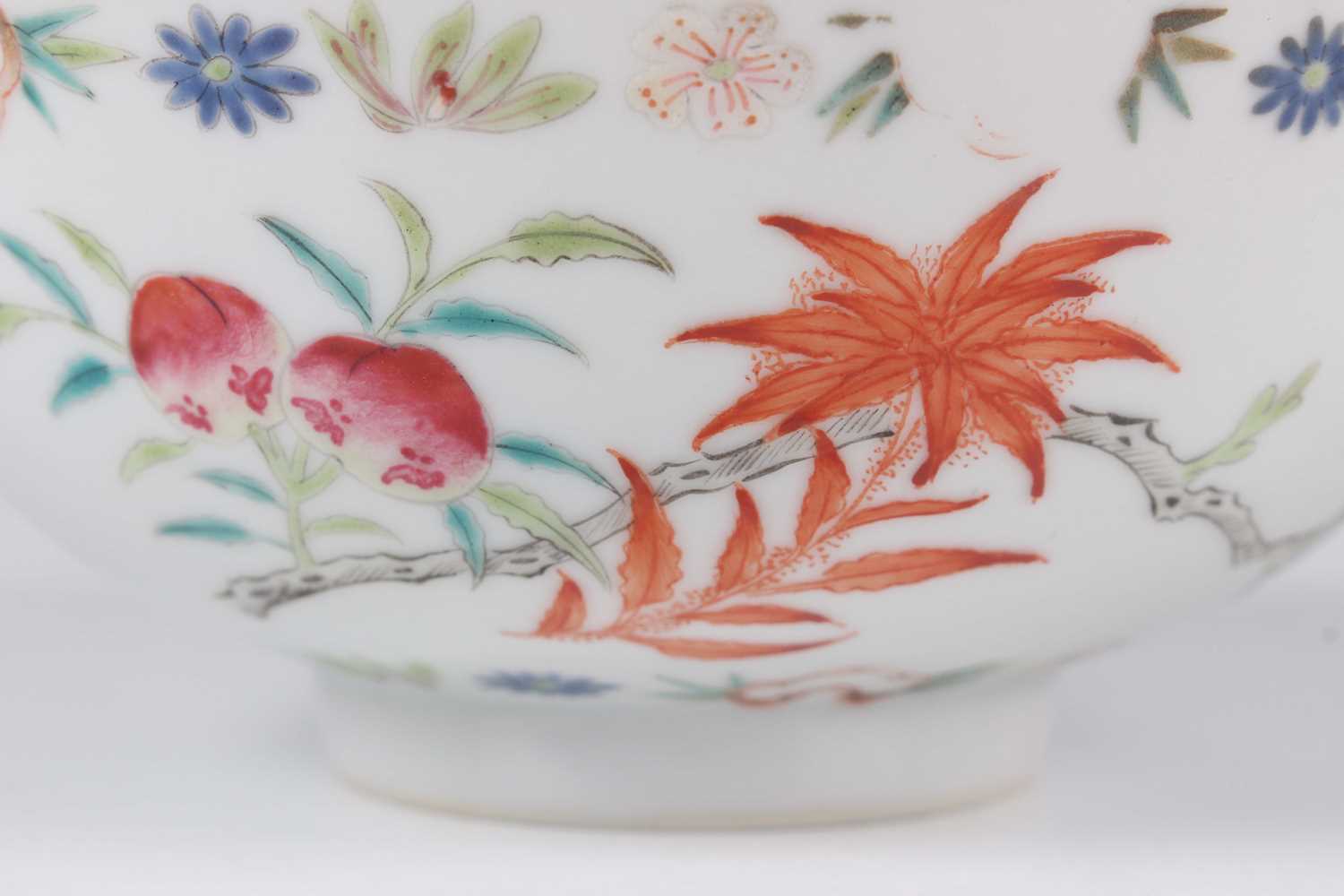 A Chinese famille rose circular bowl, late Qing dynasty, the exterior painted and gilt with peach - Image 8 of 10