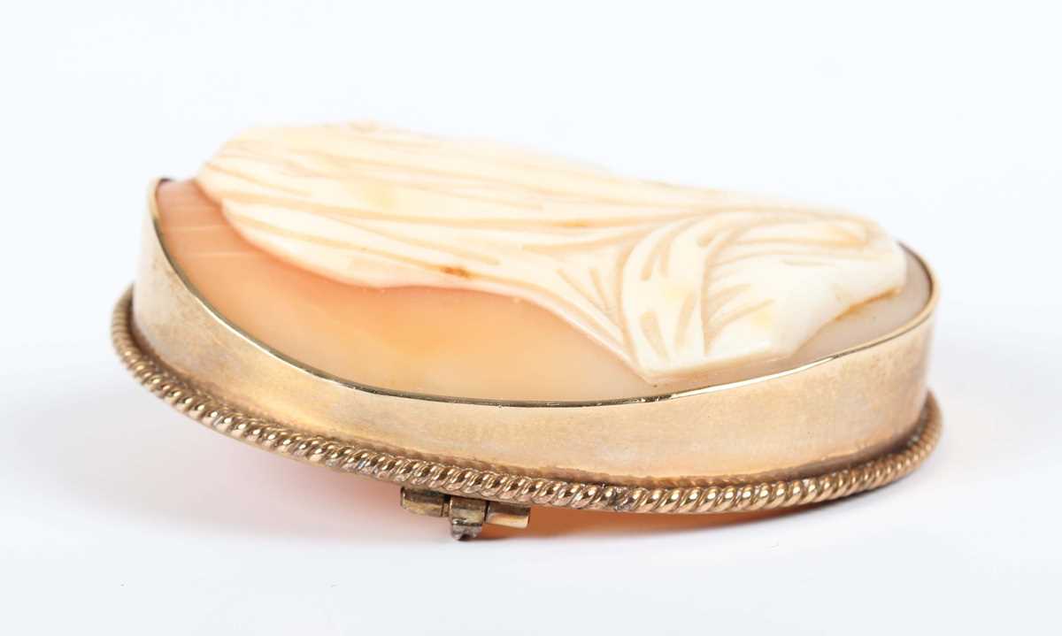 A gold and shell cameo oval brooch, carved as a portrait of a lady, unmarked, weight 14.1g, width - Image 3 of 3