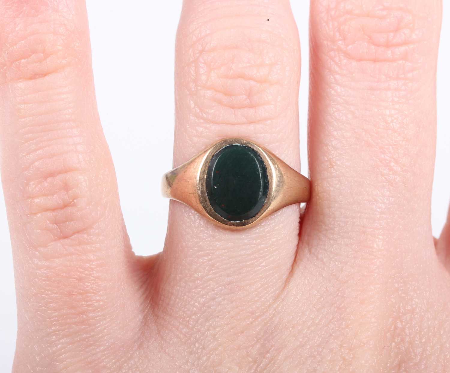 A 9ct gold and bloodstone oval signet ring, London 1972, weight 3.1g, ring size approx L1/2. - Image 5 of 5