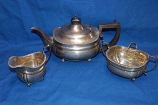 An Edward VII silver three-piece tea set comprising an oval tea pot with hinged lid and ebonised
