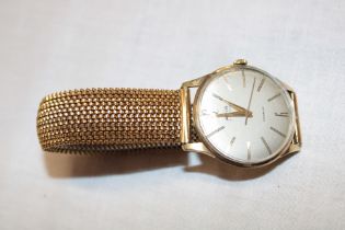 A gentleman's 9ct gold wristwatch by Avia with expanding strap