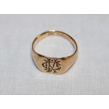 An 18ct gold signet ring with engraved initials (6.