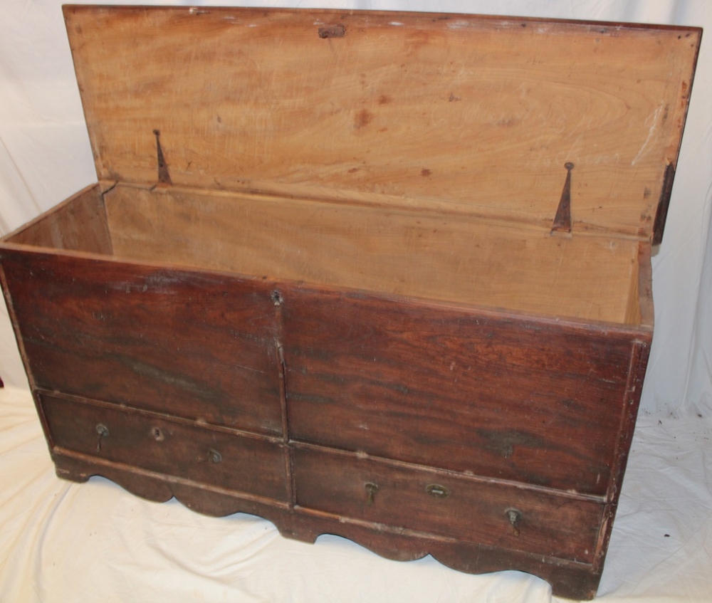 A George III country-style elm mule chest with two base drawers and hinged lid on bracket-style - Image 3 of 3