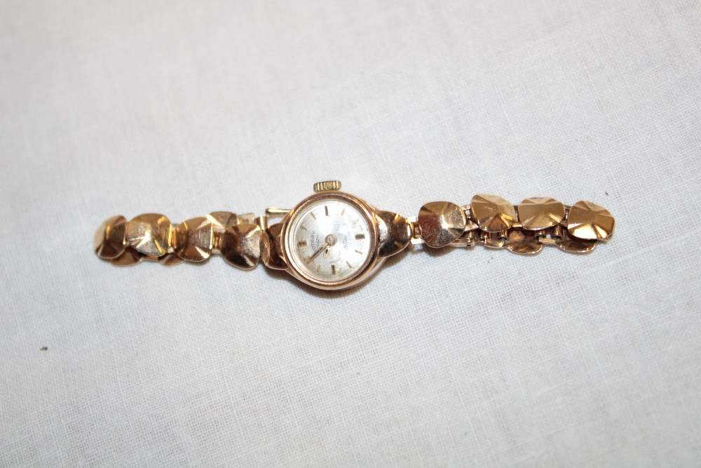 A ladies' 9ct gold wristwatch by Rotary with 9ct gold strap (11.