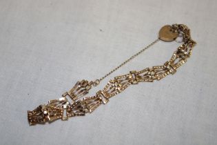 A 9ct gold gate-link bracelet with 9ct gold padlock clasp (5g)